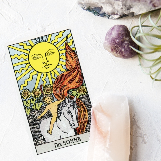 Entdecken Sie die Bedeutung und Symbolik der Sonne Tarotkarte. Erfahren Sie, wie diese Karte Ihnen helfen kann, Klarheit und Erfüllung in Ihrem Leben zu finden.