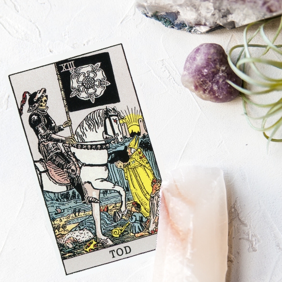 Die Tarotkarte Tod symbolisiert Transformation, Veränderung und Neubeginn. Entdecken Sie ihre Bedeutung und Auswirkungen auf Ihr Leben sowie ihre Verbindung zur Numerologie, Chakren, Astrologie und Auren.