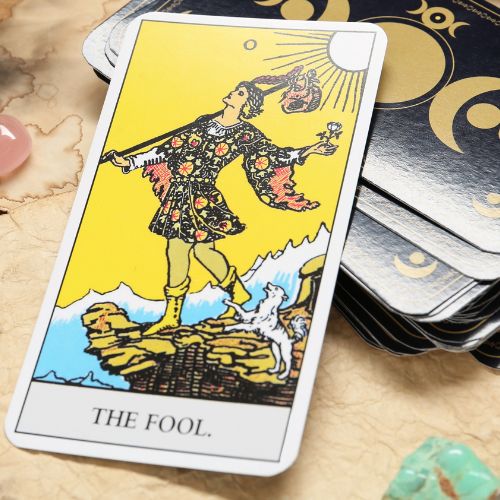 Der Narr ist eine der faszinierendsten Karten im Tarot. Als Symbol für neue Anfänge, Abenteuer und Unbefangenheit inspiriert diese Karte uns, das Unbekannte mit offenem Geist und Herzen zu begegnen.